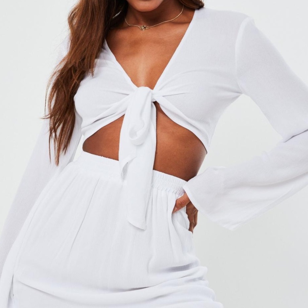 Tie front flare sleeve crop top